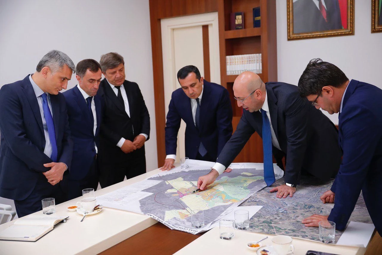 Обсужден статус реализации Генеральных планов городов Шамкир и Гедабей, председатель Государственного комитета принял жителей обоих городов.