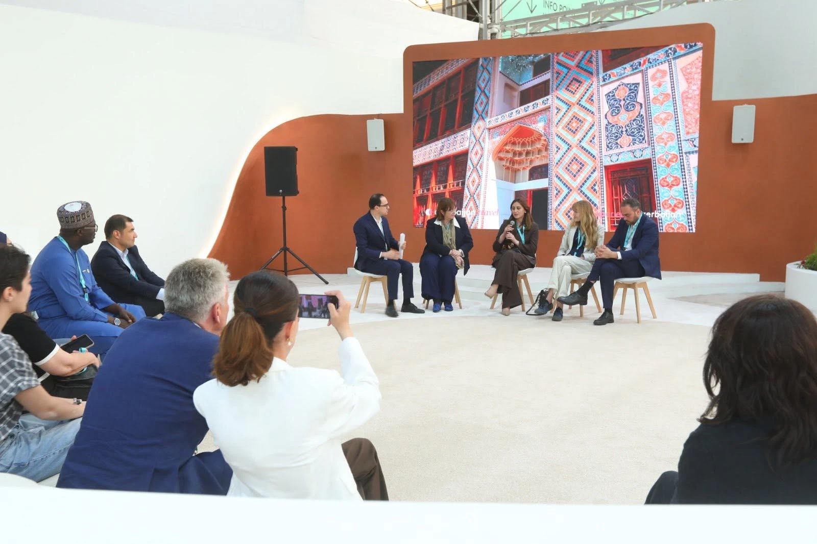 WUF13 Azərbaycan Pavilyonunda “Şəhər idarəetməsində innovativ yanaşmalar: Dayanıqlı şəhər transformasiyası üçün dövlət-özəl tərəfdaşlığı” mövzusunda tədbir keçirilib