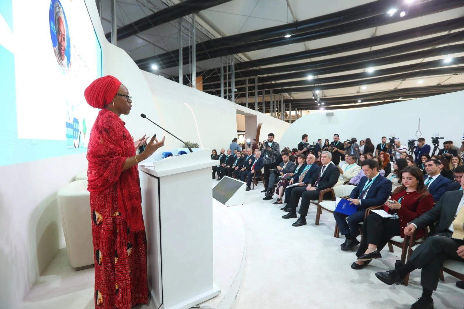 WUF13 Azərbaycan Pavilyonunda “Miqrasiya və şəhərlər: təhlükəsiz, innovativ və dayanıqlı idarəetmə çərçivəsi” mövzusunda panel müzakirəsi keçirilib