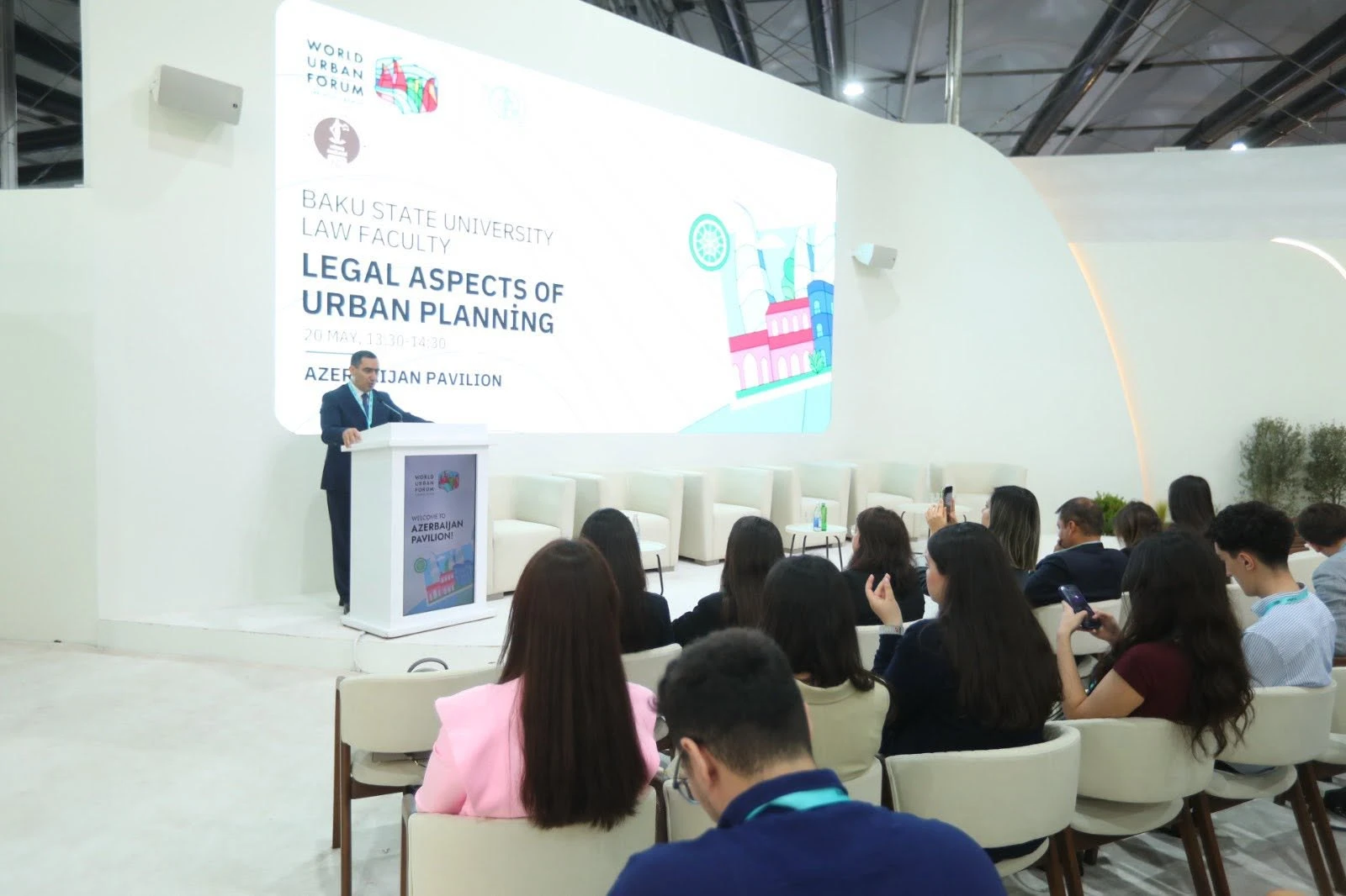 WUF13 Azərbaycan Pavilyonunda “Şəhərsalmanın hüquqi aspektləri” mövzusunda müzakirə aparılıb