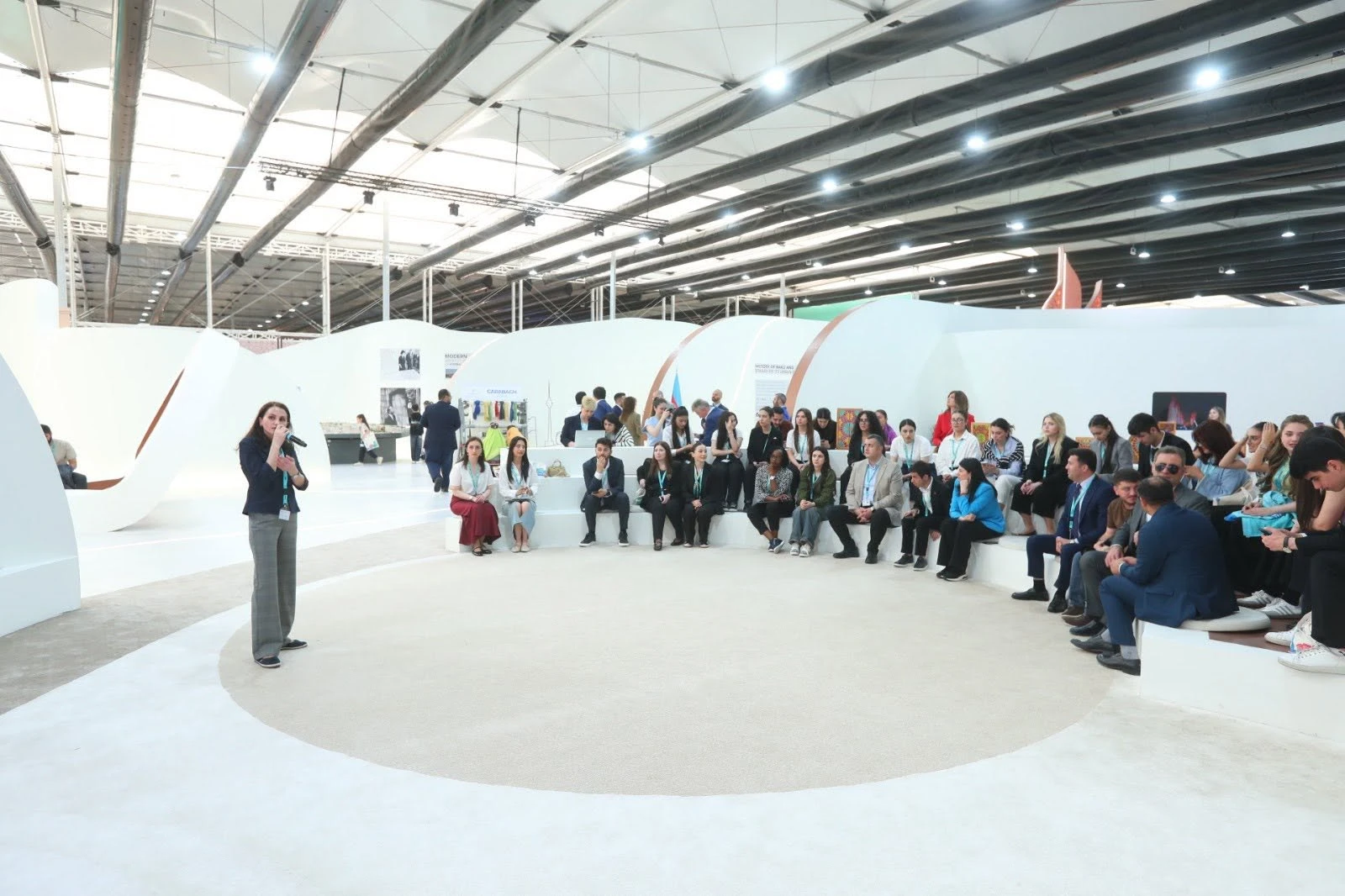 WUF13 Azərbaycan Pavilyonunda “İnklüziv cəmiyyətin qurulması: hüquqlar və imkanlar” mövzusunda təqdimat keçirilib