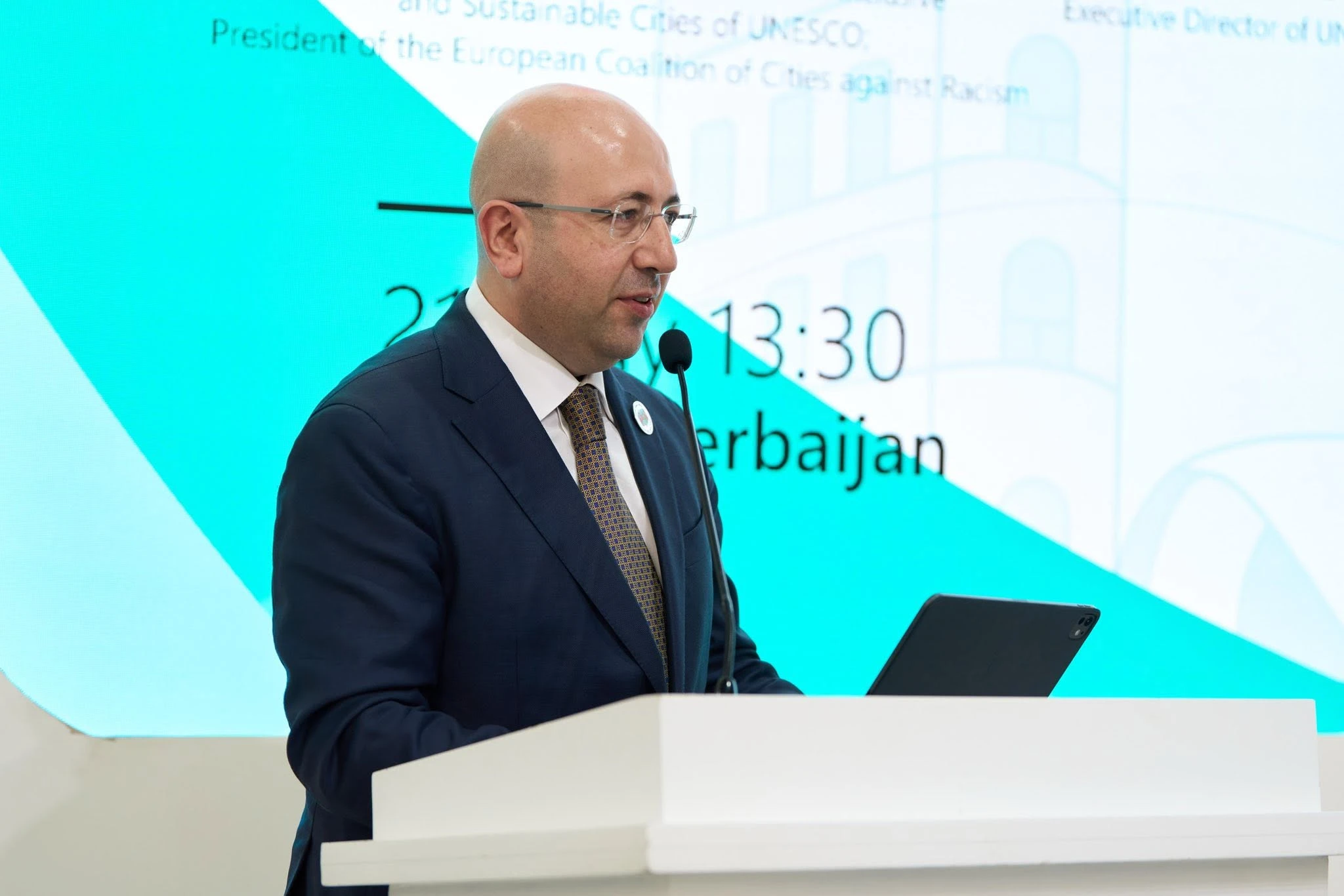 WUF13 Azərbaycan Pavilyonunda “Multitərəfli əməkdaşlıq vasitəsilə mənzil siyasətinin inkişafı: qlobal öhdəliklərdən yerli təsirə” mövzusunda birgə sessiya keçirilib