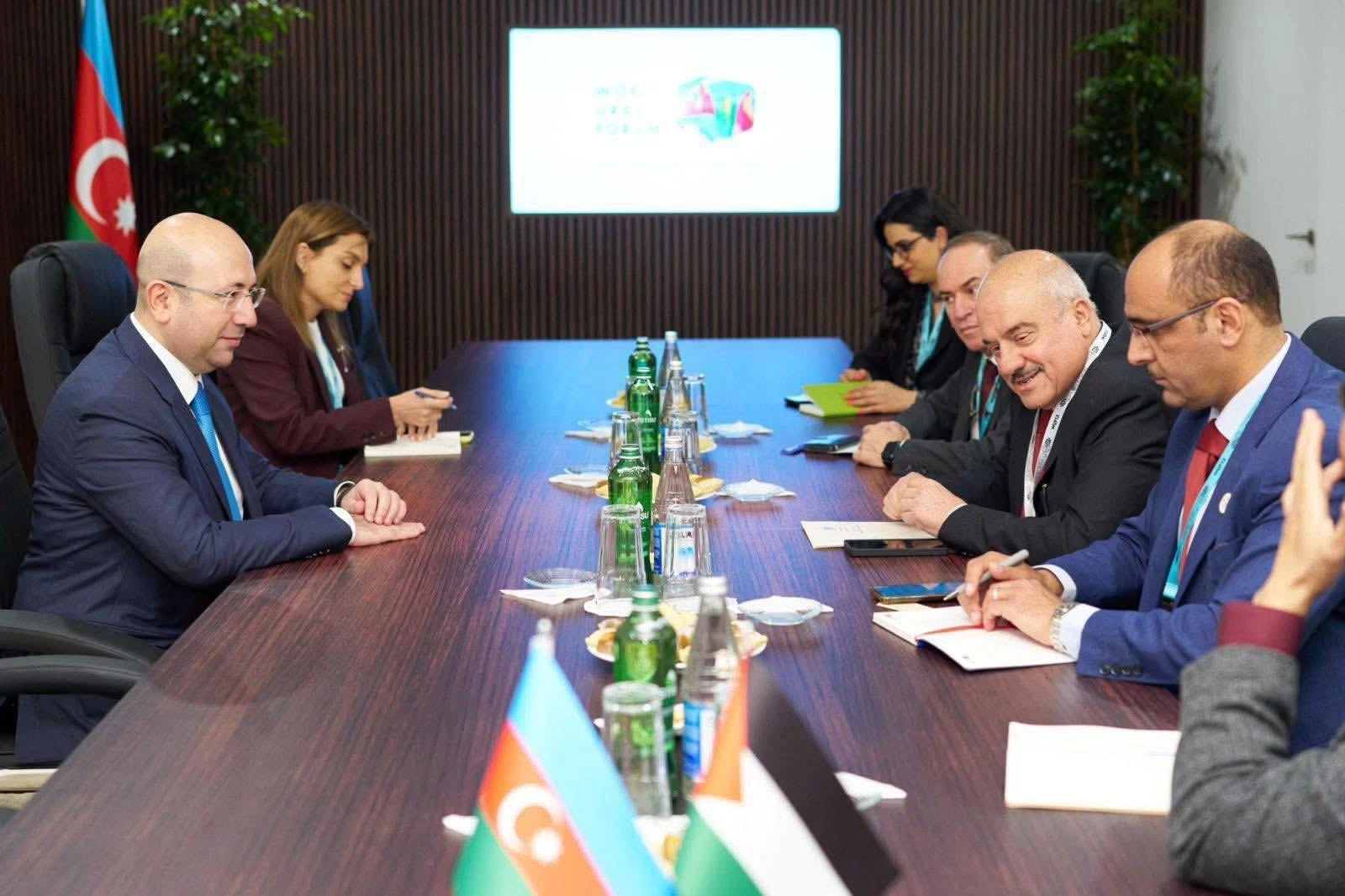 WUF13 çərçivəsində Dövlət Şəhərsalma və Arxitektura Komitəsinin sədri, Forumun milli koordinatoru Anar Quliyev Fələstinin Yerli İdarəetmə naziri Sami Hijjavi ilə görüşüb